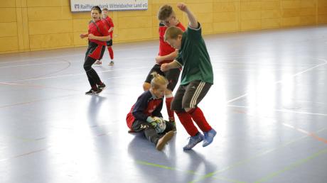 In Dasing ging es für die heimischen Schülerinnen und Schüler um den Futsaltitel. Die Mittelschule Friedberg (grüne Trikots) wurde Fünfter, Hollenbach (rot) wurde Sechster. 