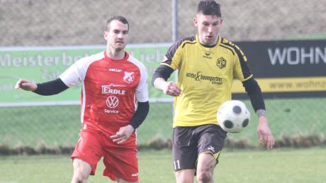 Der SV Obergriesbach (gelbe Trikots) setzte sich im Topspiel der A-Klasse Ost gegen den TSV Aindling II durch. 