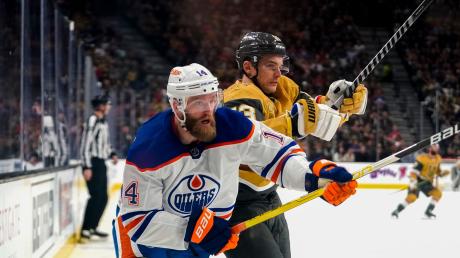 Oilers-Verteidiger Mattias Ekholm (l) in Aktion gegen Vegas Golden Knights-Center Teddy Blueger.