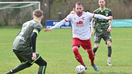 Absolvierte auf dem Platz des FC GW Ichenhausen sein erstes Punktspiel im Trikot der SpVgg Wiesenbach: Angreifer Mateusz Staron.