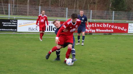 Mit Füßen und - wie hier - mit Händen wehrten sich die Balzhauser. Allein: es half nichts. Der TSV unterlag bei der SpVgg Wiesenbach 0:2.