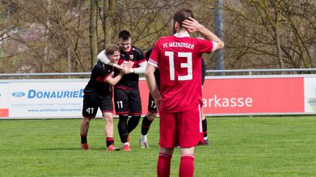 Dino Tuksar (Mitte) herzt Niklas Rigel (links) für dessen Treffer zum 3:0 des SC Altenmünster. Weisingens Manuel Fischer (Nummer 13) kann die Szene nur noch verdutzt betrachten. 