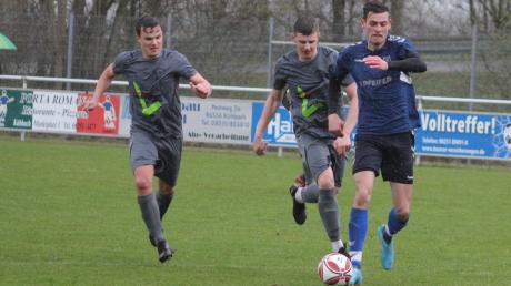Niclas Mederer vom TSV Kühbach wird von Maximilian Klotz (links) und Pascal Lakomiak vom SV Ried verfolgt.