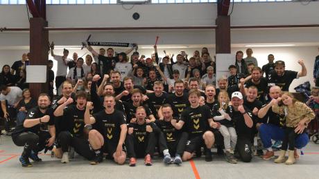 Ab geht’s für den TSV Bäumenheim in die Bezirksoberliga! Viele Fans waren zum letzten Saisonspiel der Handballer gekommen, um das Team noch einmal zu unterstützen und dann gemeinsam den Aufstieg zu feiern. Foto: Färber