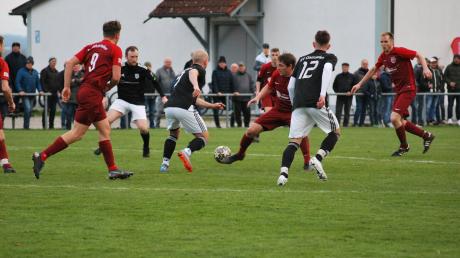 Kampf um jeden Ball lautete die Devise für beide Teams im Derby zwischen dem SC Unterrieden (rote Trikots) und dem SV Oberrieden. Foto: Robert Prestele