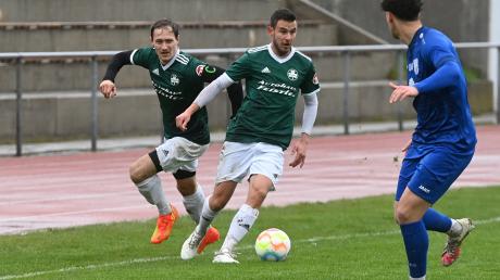 Michael Vogele und Tobias Kirschner (von links) kamen mit dem FC Horgau zu einem 2:2 gegen den TSV Rain II. Foto: Marcus Merk