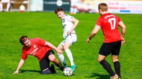 Deutlicher Erfolg: Paul Schmidt (Mitte) gewann mit dem FC Ehekirchen II gegen den SV Wagenhofen-Ballersdorf (Marcel Heckl) mit 3:0. Foto: Daniel Worsch 
