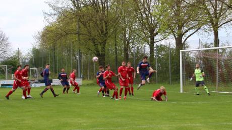 Möttingen, hier in den blauen Trikots, kassierte eine 1:3-Niederlage gegen Mertingen. Foto: Dieter Mack