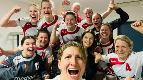 So sehen Siegerinnen aus: Landsbergs Handballerinnen setzten sich in Pullach knapp durch. Foto: Enja Meier