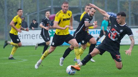 Für den TSV Landsberg (schwarze Trikots) steht am Samstag das Rückspiel in Kirchanschöring an. Mit einem Sieg kann man eventuell auf Platz zwei in der Fußball-Bayernliga springen. 
