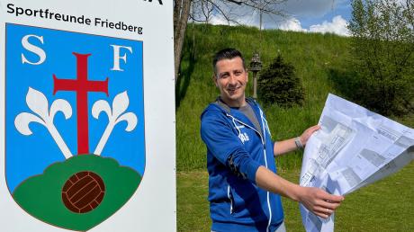 Stolz hält Andreas Goldstein die Pläne für den neuen Anbau am Vereinsheim der Sportfreunde Friedberg in Händen. Foto: Sabine Roth