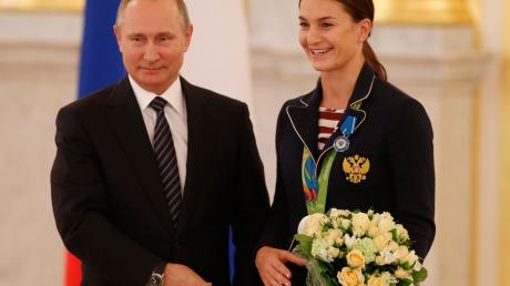 Russlands Präsident Wladimir Putin und Fechterin Sofia Welikaja im Jahr 2016.