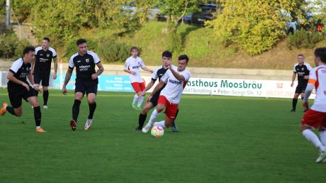 Im Hinspiel war der SV Wörnitzstein-Berg (in Schwarz) dem TSV Aindling mit 1:3 unterlegen. Im heimischen Stadion in Donauwörth will der SVW es dem designierten Meister nun so schwer wie möglich machen.