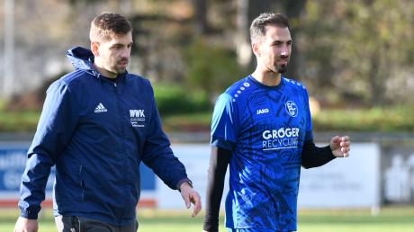Uli Bunk (rechts, hier im November 2022 mit Spielertrainer Christoph Bronnhuber) soll der Defensive des Bezirksligisten FC Günzburg wieder mehr Stabilität verleihen.