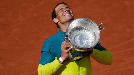 French-Open-Rekordsieger Rafael Nadal stemmt nach seinem Sieg den Pokal in die Höhe.
