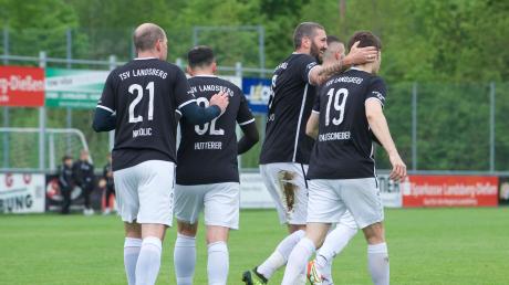 Jubel beim TSV Landsberg; Steffen Krautschneider (rechts) erzielte die drei Treffer beim 3:0-Sieg gegen Erlbach. Mit ihm freuen sich (von links) Branko Nikolic, Mike Hutterer und Sascha Mölders. 