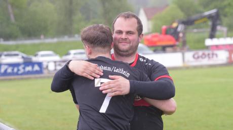 Sieg für Altisheim: Trainer Johannes Hanfbauer freute sich mit Spieler Max Grünenwald. 