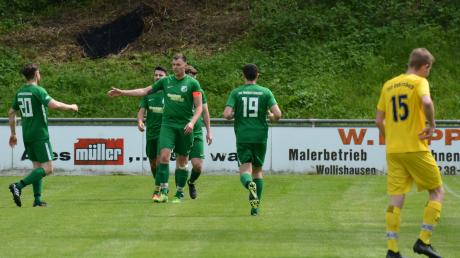 Mit drei Treffern war Margertshausens Kapitän Daniel Hafner wesentlich am 6:1-Derbysieg gegen den TSV Usterbach beteiligt. Während die Grün-Weißen jubeln, will Florian Steiger gar nicht hinsehen. Foto: Oliver Reiser