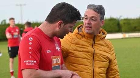 Psychologische Aufbauarbeit geleistet hat Trainer Marco Chessa (hier mit Tanay Demir) beim SC Bubesheim. Ob’s geholfen hat, wird sich nun in der Relegation zur Bezirksliga zeigen.