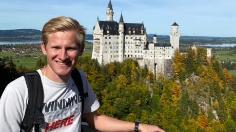 Felix Zimmermann ist gern in der Natur unterwegs. Hier vor dem Schloss Neuschwanstein. Foto: Zimmermann