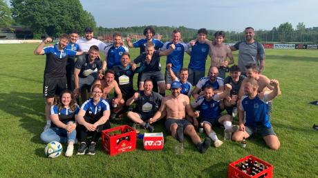 Spieler und Fans des SC Griesbeckerzell feierten nach dem Sieg in Pöttmes die wohl sichere Meisterschaft in der Kreisliga Ost und den Bezirksliga-Aufstieg.