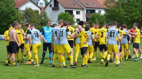 Nach dem Triumph der ersten Mannschaft (schwarze Hosen) schaffte auch die „Zweite“ des TSV Diedorf (gelbe Hosen) den Aufstieg. Anschließend wurde gemeinsam gefeiert. Foto: Oliver Reiser