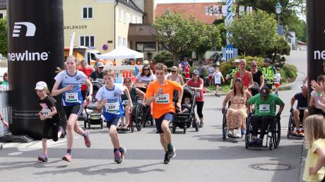 Nicht nur beim Hauptlauf in Aindling ging es zur Sache. Hier starten die Jugend und die Rollstuhlfahrerinnen und Rollstuhlfahrer gleichzeitig. Fotos: Jonas Jakob