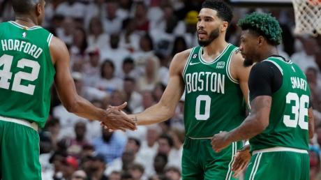 Die Spieler der Boston Celtics feiern den Sieg gegen die Miami Heat.