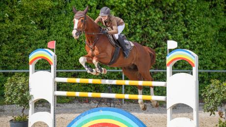 Franziska Schmid, Siegerin der Springprüfung Kl. M* mit Stechen, gewann 350 Euro Geldpreis und eine Decke fürs Pferd. Foto: Jakob Reiter