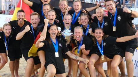 Deutschlands Beach-Handballerinnen jubeln nach dem historischen WM-Triumph.