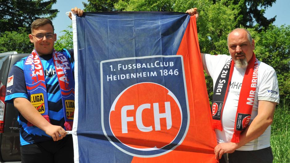 They were part of the promotion thriller on Pentecost Sunday in Regensburg and proudly showed the club flag of 1. FC Heidenheim the day after: Justin Pertl (left) and his father Ralf Pertl at home in the garden of their house in Landshausen.