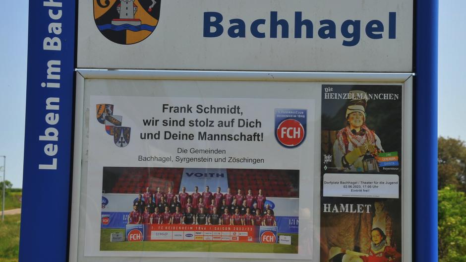 Schon vor dem geglückten Aufstieg haben die Gemeinde Bachhagel und die VG Syrgenstein den Erfolg des 1. FC Heidenheim gewürdigt und an Infotafeln vor allem Trainer Frank Schmidt, der in Bachhagel wohnt, ihre Anerkennung für eine außergewöhnliche Saison in Form von Plakaten ausgedrückt.
