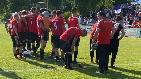 Enttäuschte Gesichter: Trotz der späten Niederlage im Relegationsspiel gegen den TSV Dinkelscherben lassen sich die Akteure des SV Bertoldsheim von ihren Fans feiern. Foto: Max Neff