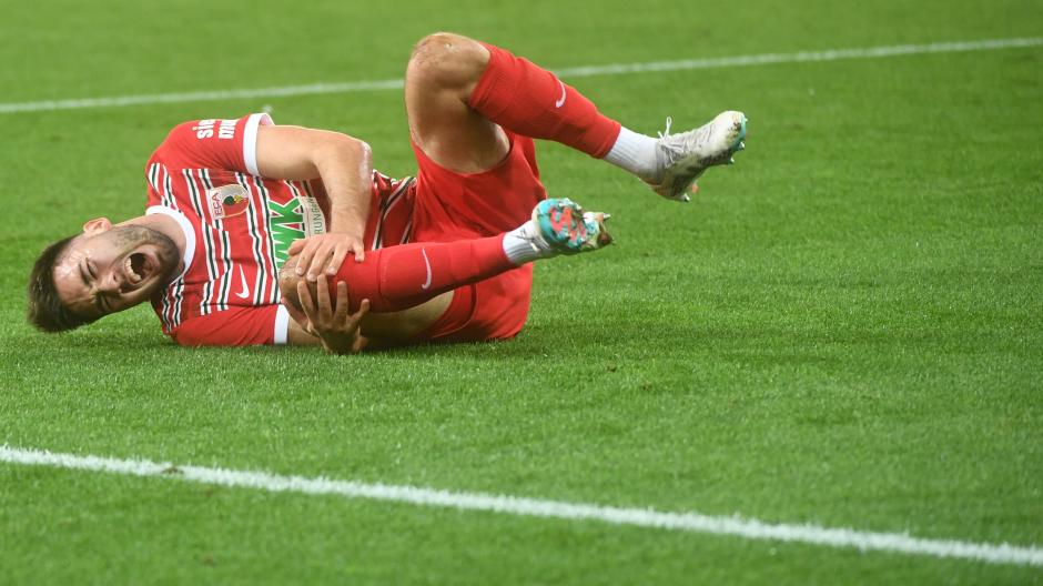 Schmerz, lass nach: Kein anderer Bundesligist war in der vergangenen Saison derart von Verletzungen geplagt wie der FC Augsburg (hier Dion Beljo).