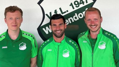 Abteilungsleiter Michael Rackl (links) und Teammanager Sebastian Heger (rechts) begrüßen den neuen Trainer des VfL Westendorf, Dieter Deak, Foto: VfL Westendorf