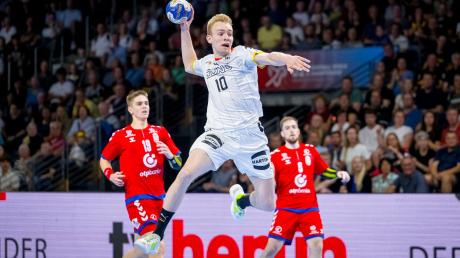 Die deutschen U-21-Handballer um Florian Kranzmann (M.) erreichten das WM-Finale.