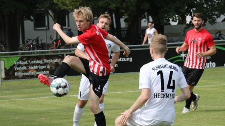 Trotz großem Einsatz mussten sich Moritz Heichele (am Ball) und Xhevalin Berisha (rechts) mit dem TSV Meitingen gegen den TSV Schwabmünchen mit 1:5 geschlagen geben. Foto: Karin Tautz