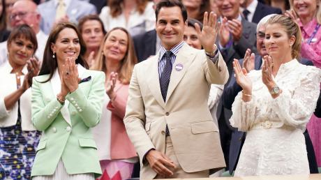 Tennis-Superstar Roger Federer wurde in Wimbledon für seine Verdienste um den Rasen-Klassiker geehrt.