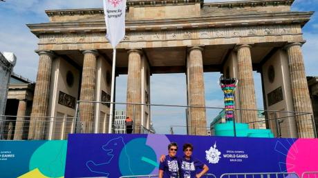 Isabella Uhl (links) und Franziska Lauterer vom SVU Untermeitingen waren bei den Special Olympics in Berlin als freiwillige Helfer dabei. Foto: Uhl