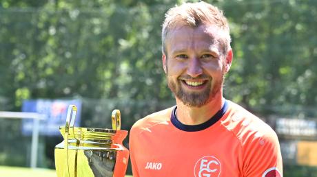 Einmal zugreifen, bitte: Der Kapitän des FC Günzburg, Nico Hepp, gewinnt mit dem Fußball-Bezirksligisten die Stadtmeisterschaft.