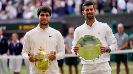 Sieger und Besiegter: Carlos Alcaraz (l) und Novak Djokovic..