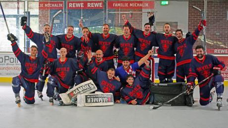 Damit hatten sie nicht gerechnet, entsprechend feierten die Devils den dritten Platz bei der deutschen Meisterschaft im Inlinehockey. Foto: Markus Will