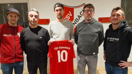 Martin Brunner (Zweiter von rechts) trainiert zusammen mit Sohn Dominic (links daneben) den TSV Sielenbach. 