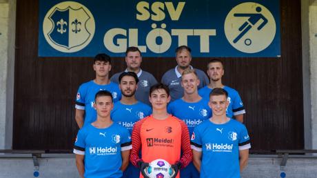 Insgesamt sieben Neuzugänge hat die SSV Glött verpflichtet (obere Reihe, von links): Sportleiter Thomas Schreitt