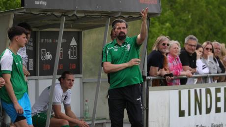 Trainer Emanuel Baum will mit dem FC Stätzling um den Aufstieg mitspielen. Los geht es in Gundelfingen. 
