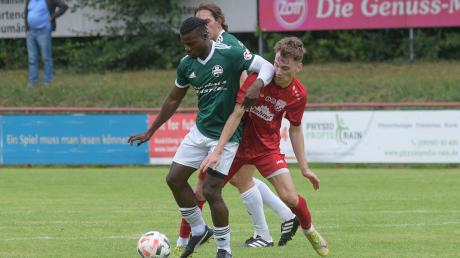 Das Nachsehen hatten Omar Samouwel (am Ball) und der FC Horgau beim TSV Rain II. Foto: Färber
