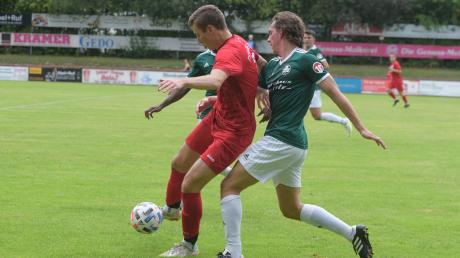 Nach seinem gelungenen Debüt im Trikot des FC Horgau fällt Kevin Nagler (rechts) nun mit einer Muskelverletzung aus. Foto: Färber