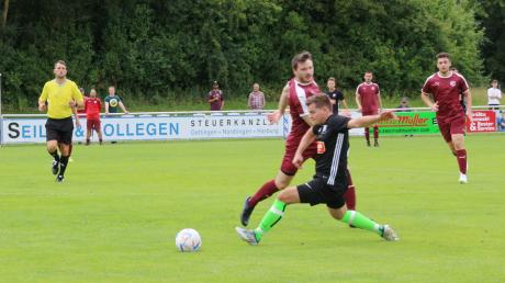 Die SpVgg Riedlingen (in den roten Trikots) gewann das Eröffnungsspiel der Kreisliga Nord beim Aufsteiger SpVgg Deiningen deutlich.