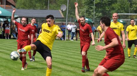 Ein Kopf-an-Kopf-Rennen lieferten sich der TSV Diedorf (gelbe Trikots) und der TSV Welden in der Kreisklasse Nordwest. Schließlich stiegen beide Mannschaften in die Kreisliga auf. Foto: Oliver Reiser