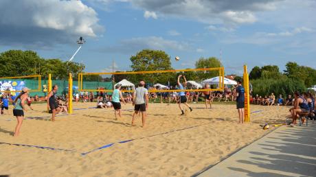 Viele Zuschauer verfolgten die Spiele auf den neuen Beachvolleyballfeldern der SG Alerheim. 